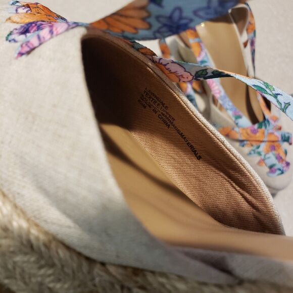 Crown & Ivy™ Lawndale Wedge Heels SZ 8.5 Med ankle Strap floral - Picture 9 of 9